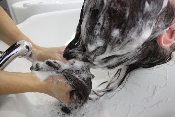 lavado de pelo para tratamiento gloss capilar